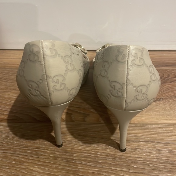 Gucci women’s shoe size 8.5 light beige/cream peep toe pump w/horsebit buckle. - Picture 2 of 3